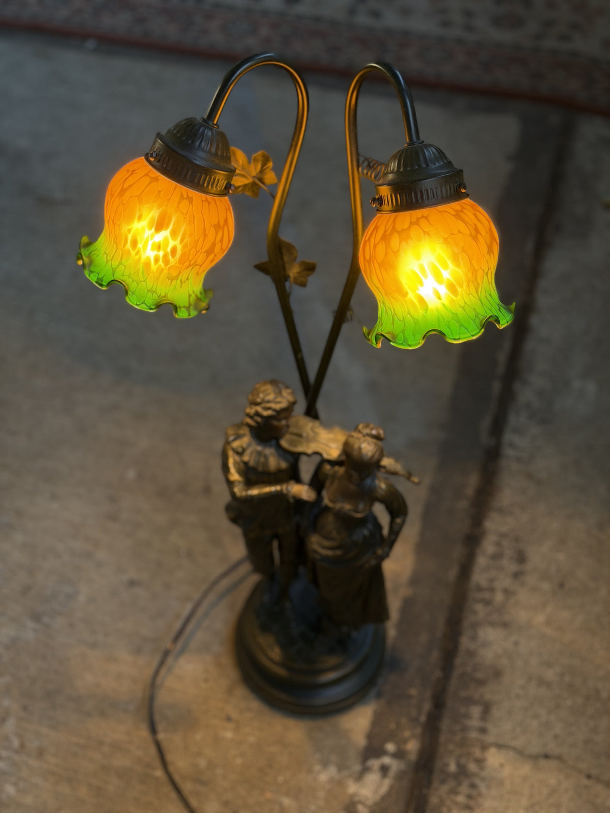 Urocza Lampa Figuralna | Para Muzykantów |  Szklane Kloszyki w Kształcie Kwiatów | Styl Art Nouveau