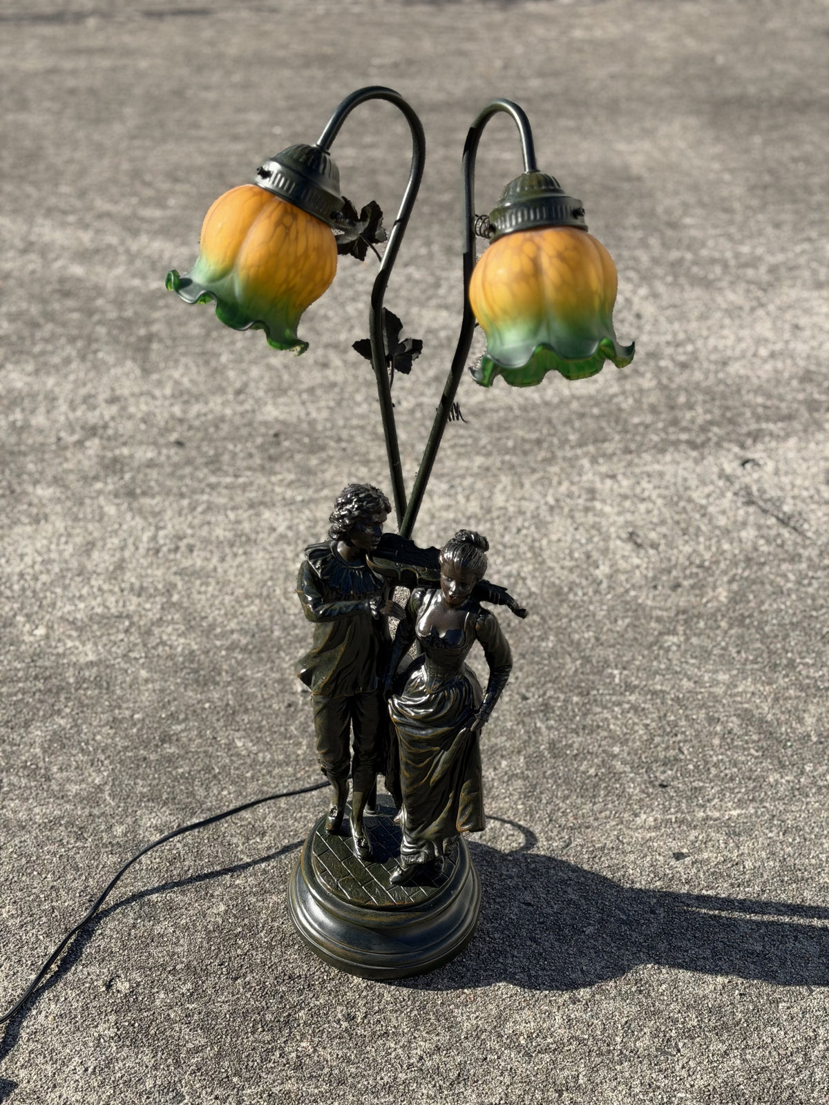 Urocza Lampa Figuralna | Para Muzykantów |  Szklane Kloszyki w Kształcie Kwiatów | Styl Art Nouveau