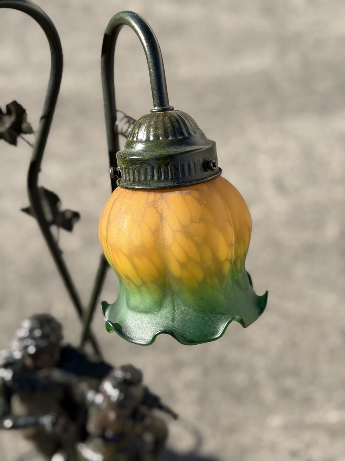 Urocza Lampa Figuralna | Para Muzykantów |  Szklane Kloszyki w Kształcie Kwiatów | Styl Art Nouveau