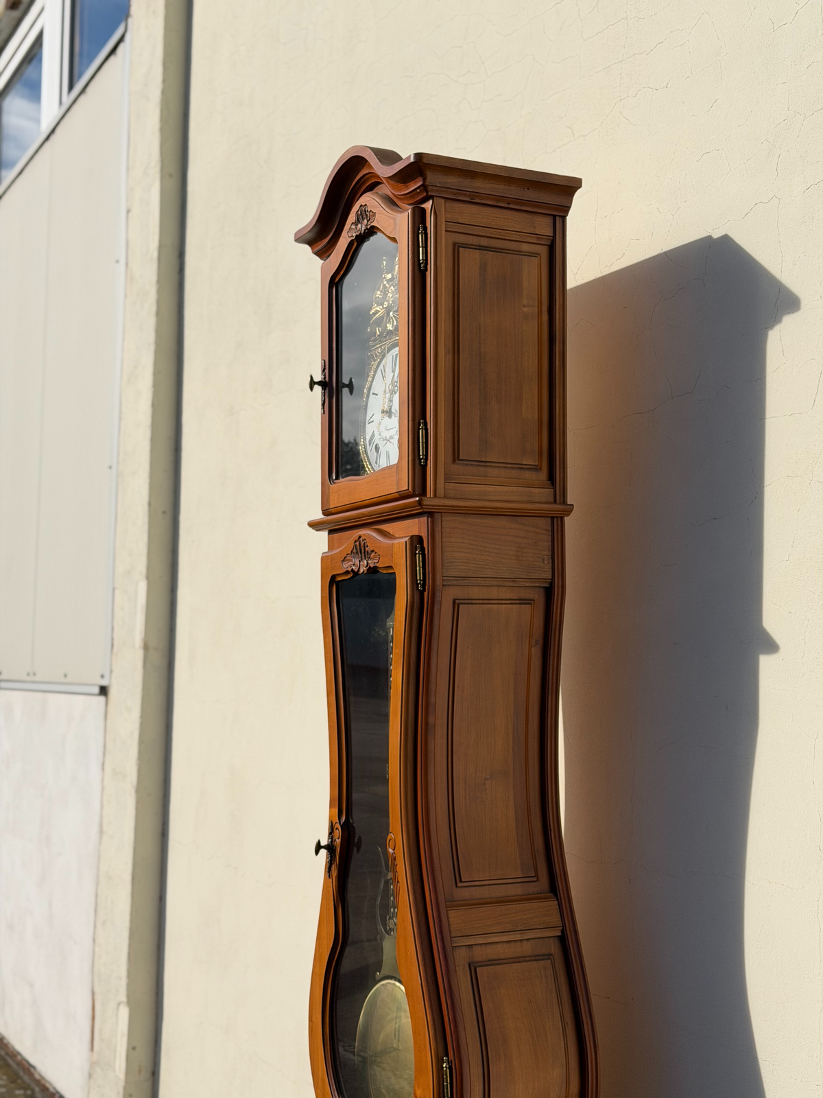 Efektowny Zegar Stojący Comtois | Styl Ludwika XV | Emaliowana Tarcza “à Charquemont” | Mosiężny Relief | Francja, XX w.