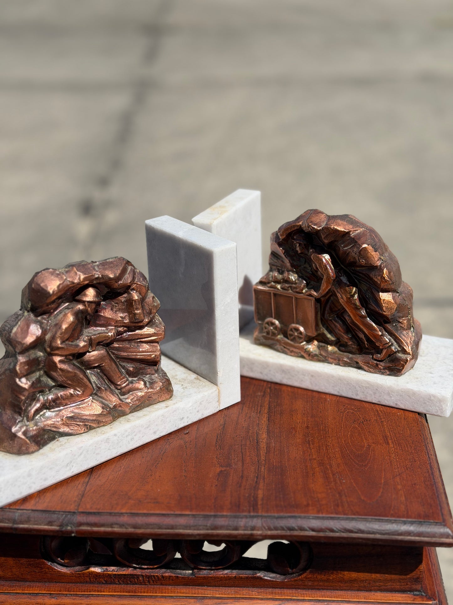 Podpórki do Książek Vintage – Górnicy w Kopalni, Metal i Marmur, Francja