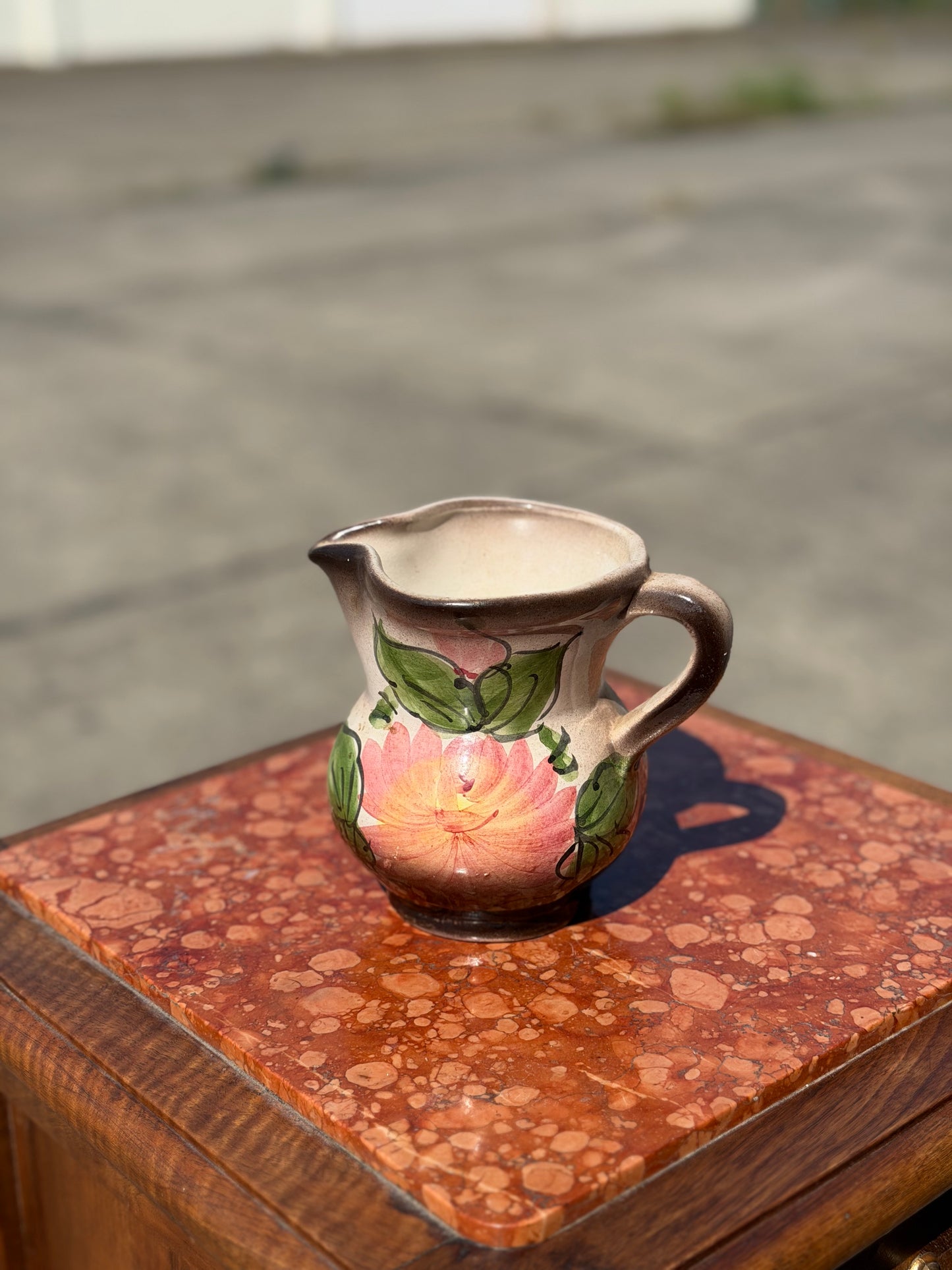 Ceramiczny Dzbanuszek Vintage z Motywem Kwiatowym – Rustykalna Kamionka, Francja