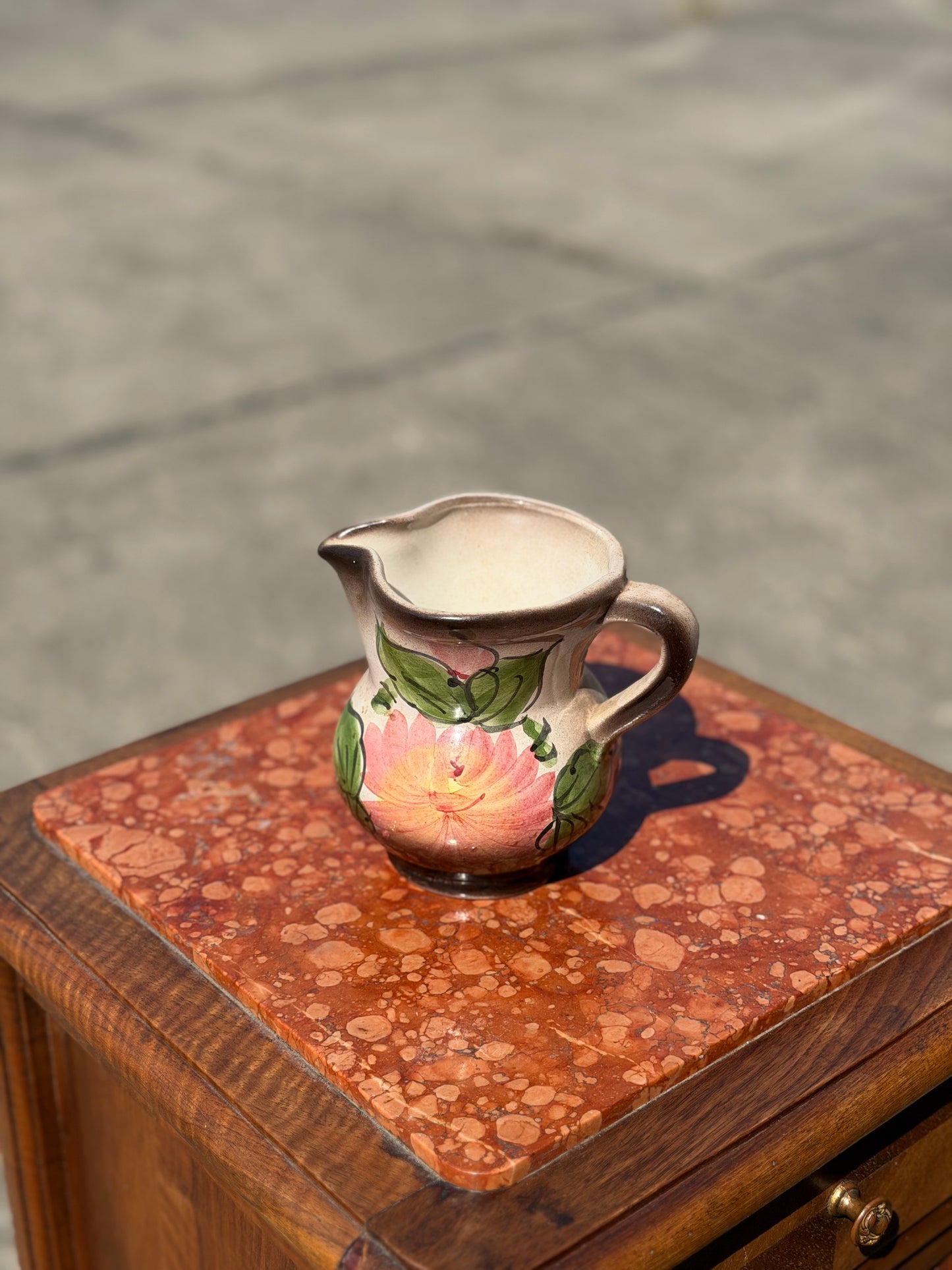 Ceramiczny Dzbanuszek Vintage z Motywem Kwiatowym – Rustykalna Kamionka, Francja