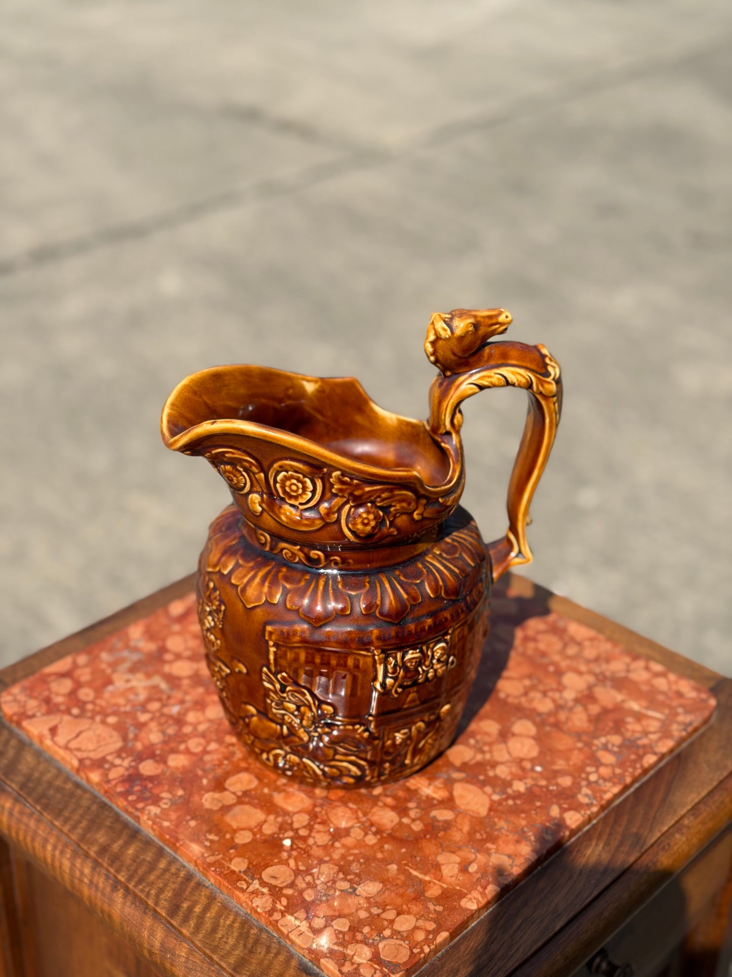 Antyczny Dzban Ceramiczny ze Sceną Myśliwską – Kamionka, Motyw Konia, Sprowadzony z Francji