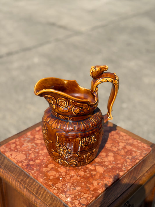 Antyczny Dzban Ceramiczny ze Sceną Myśliwską – Kamionka, Motyw Konia, Sprowadzony z Francji