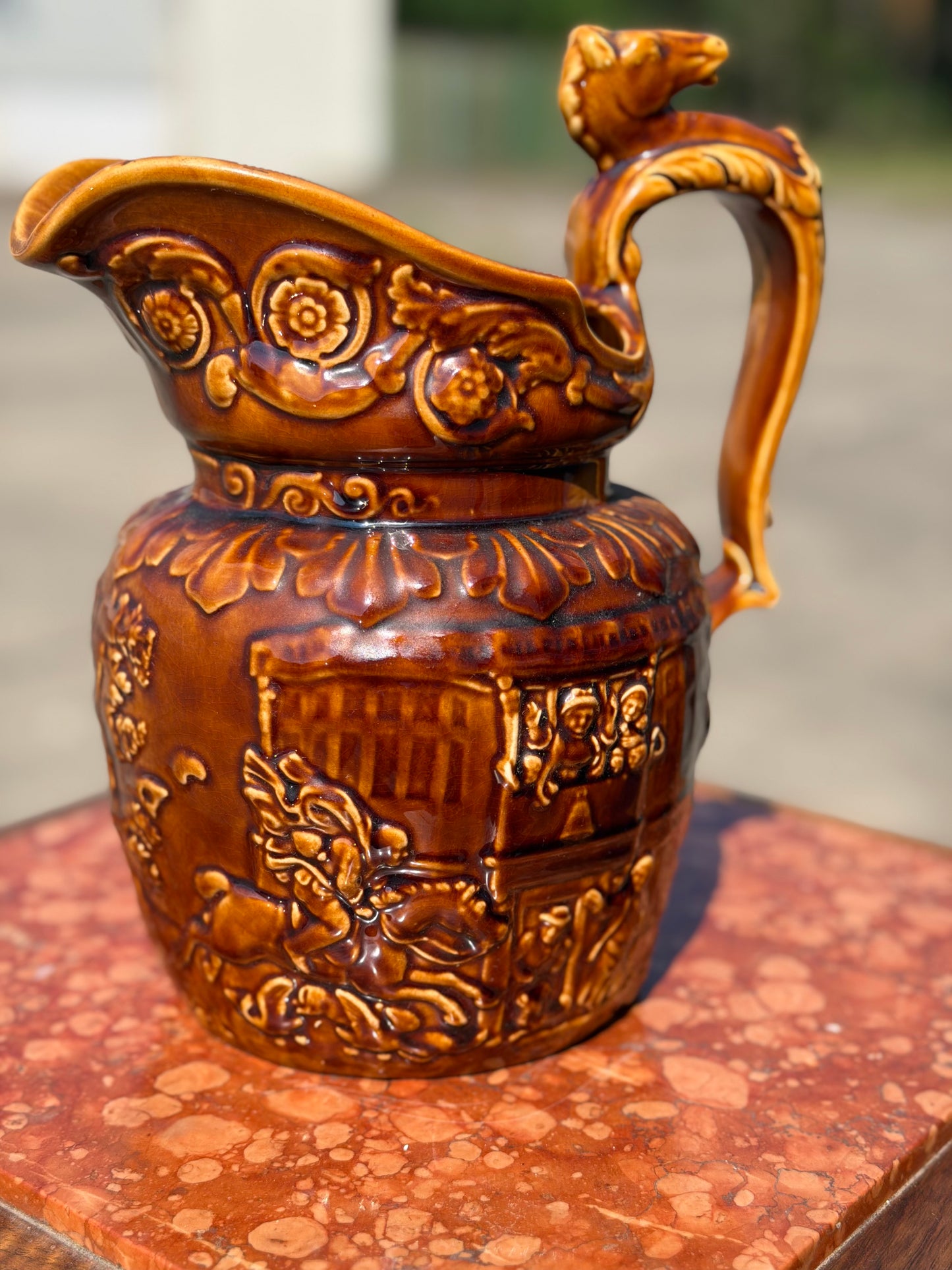 Antyczny Dzban Ceramiczny ze Sceną Myśliwską – Kamionka, Motyw Konia, Sprowadzony z Francji