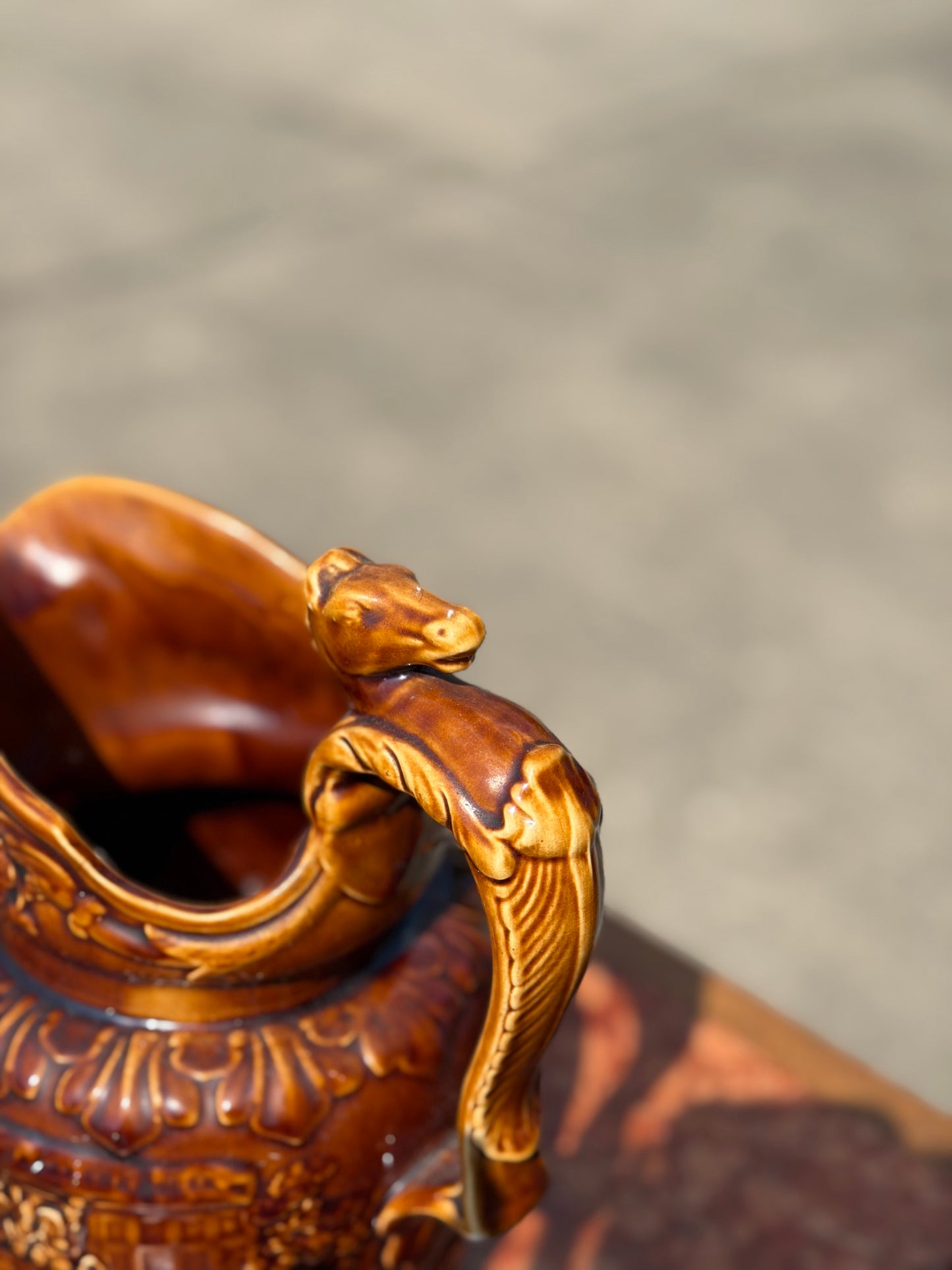 Antyczny Dzban Ceramiczny ze Sceną Myśliwską – Kamionka, Motyw Konia, Sprowadzony z Francji