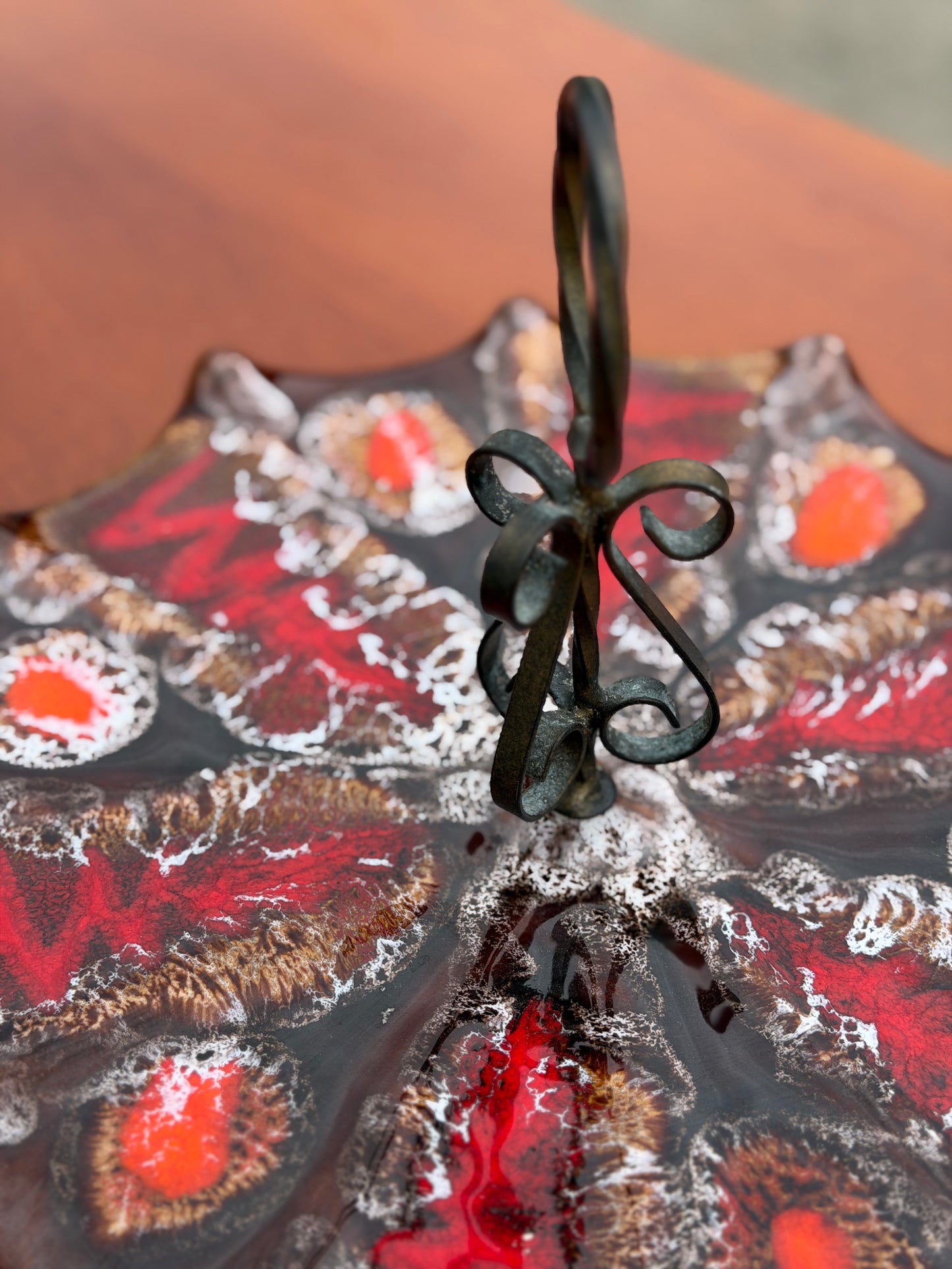 Ceramiczna Patera Artystyczna z Metalowym Uchwytem – Design Lata 50./60., Francja