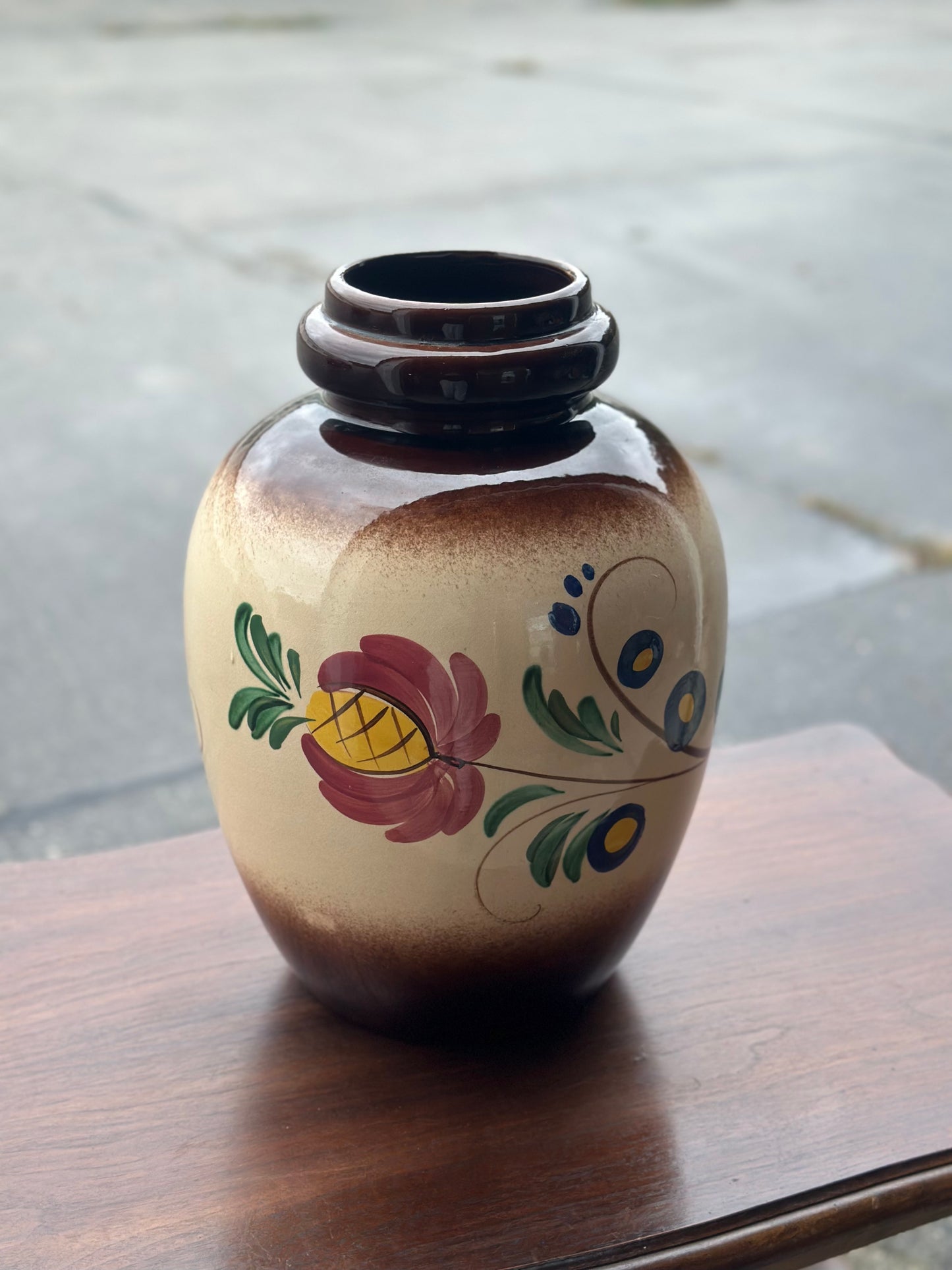 Rustykalny wazon z brązową glazurą.