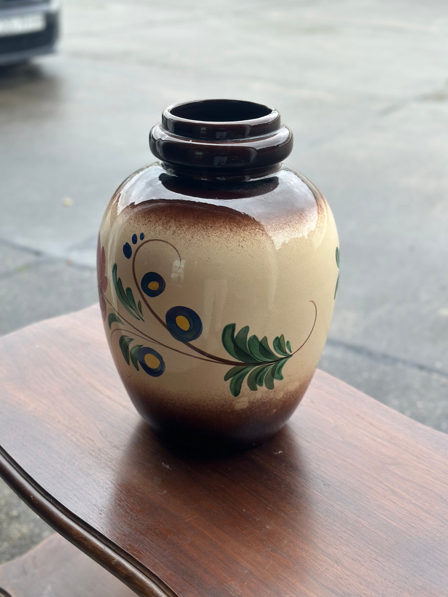 Rustykalny wazon z brązową glazurą.