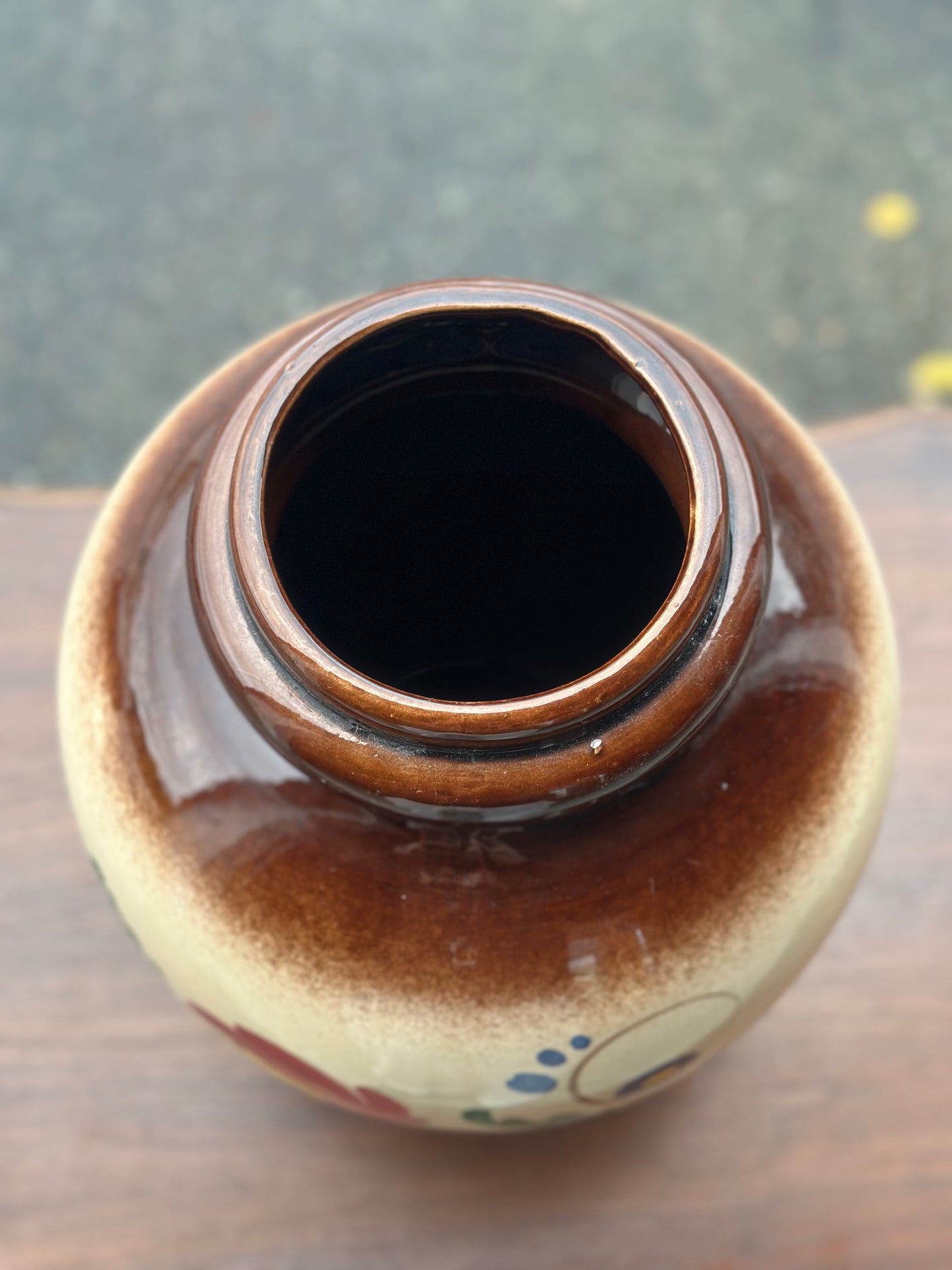 Rustykalny wazon z brązową glazurą.