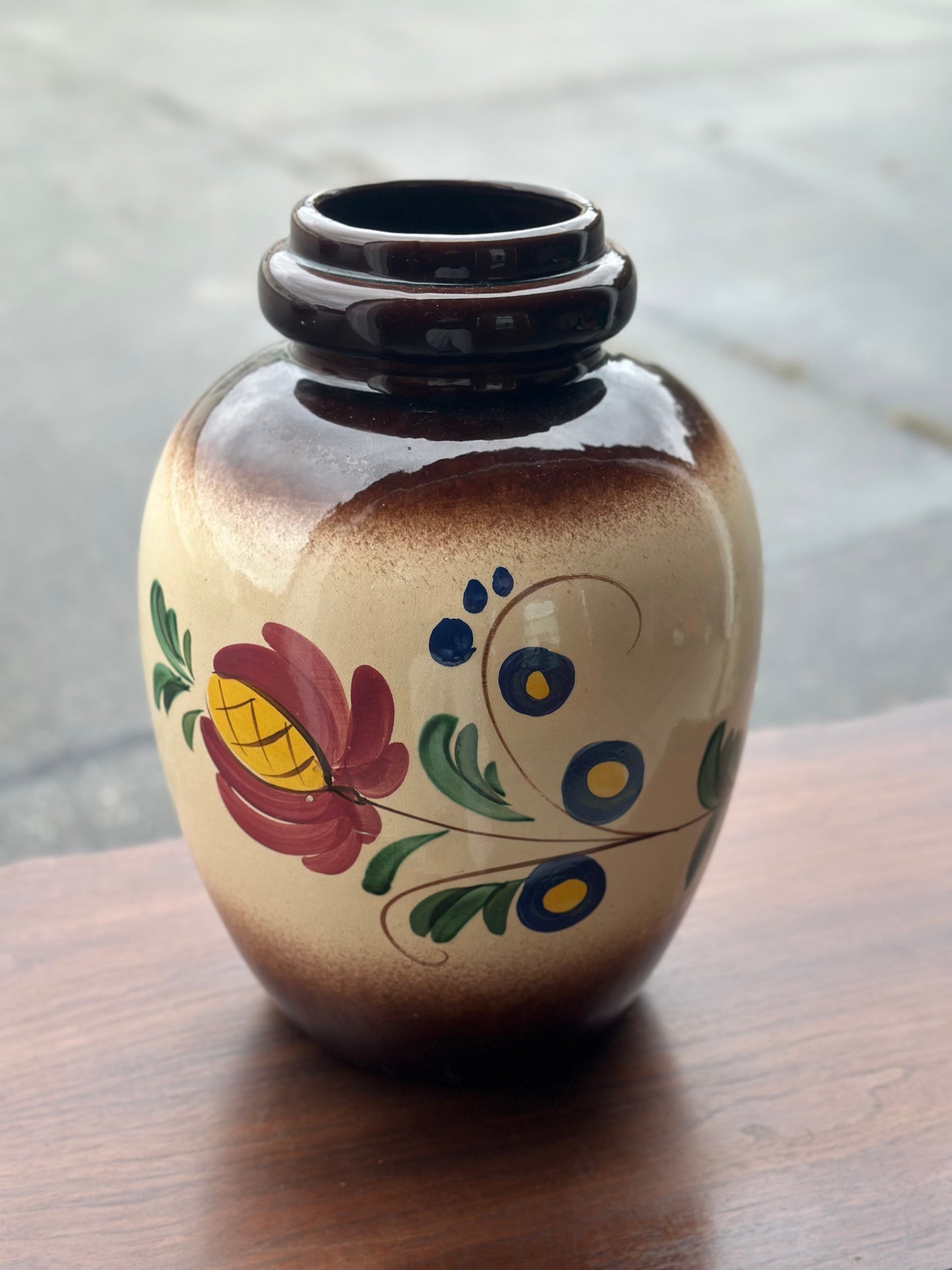 Rustykalny wazon z brązową glazurą.