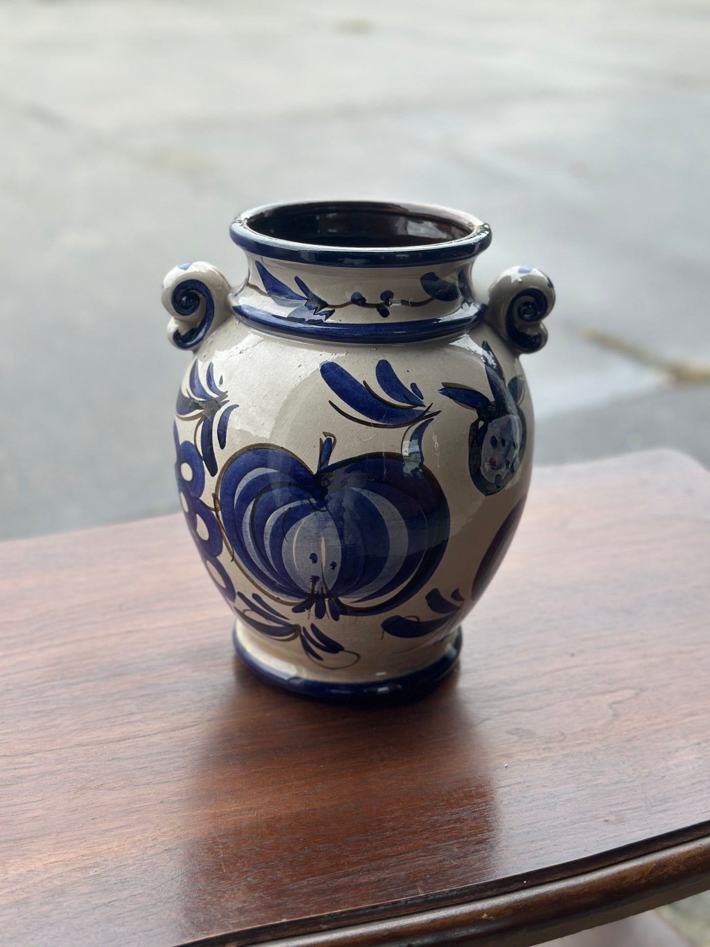 Ceramiczna Pękata Wazonka z Uchwytami – Wzór Delft / Włocławek Vintage