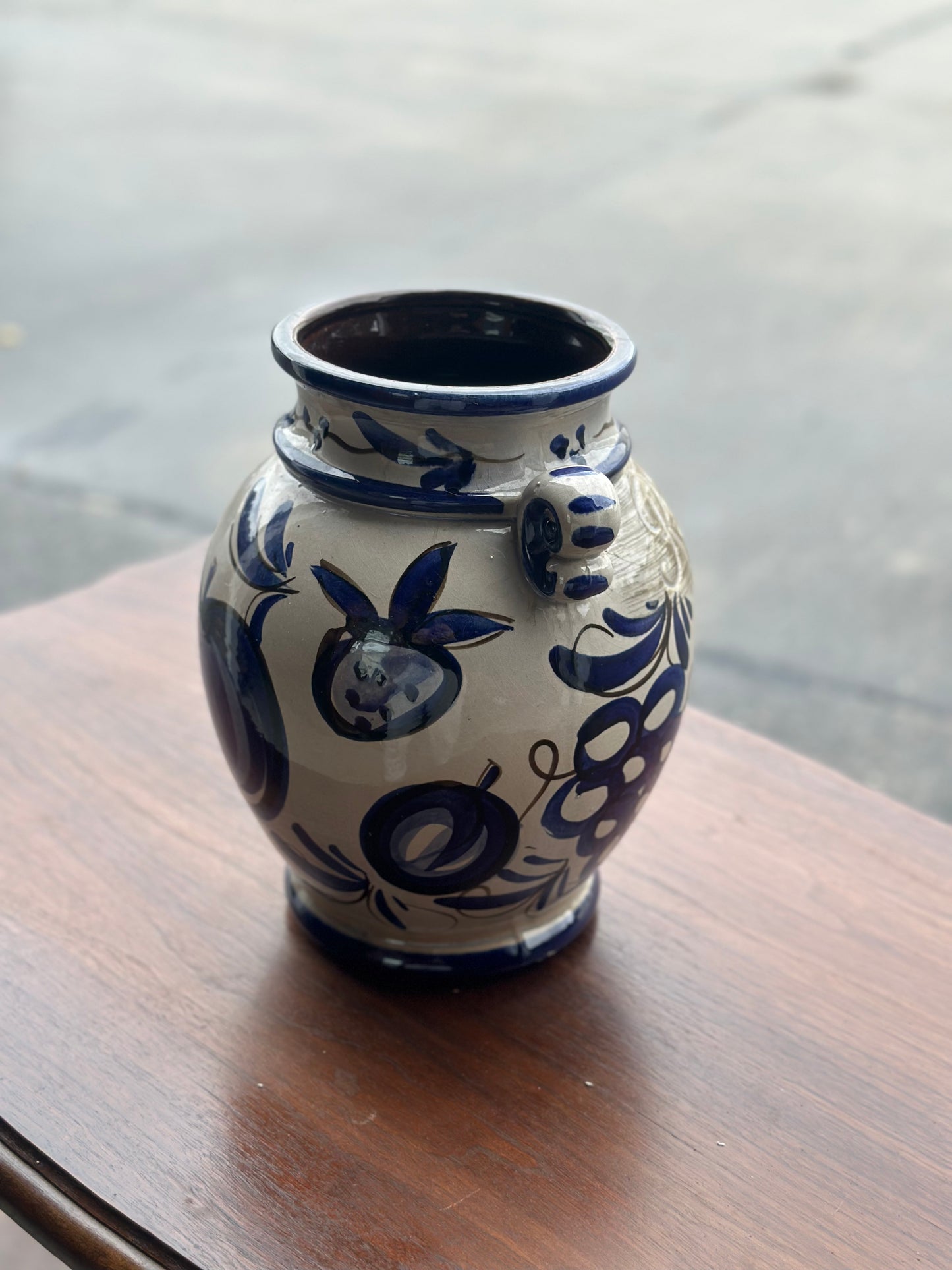 Ceramiczna Pękata Wazonka z Uchwytami – Wzór Delft / Włocławek Vintage