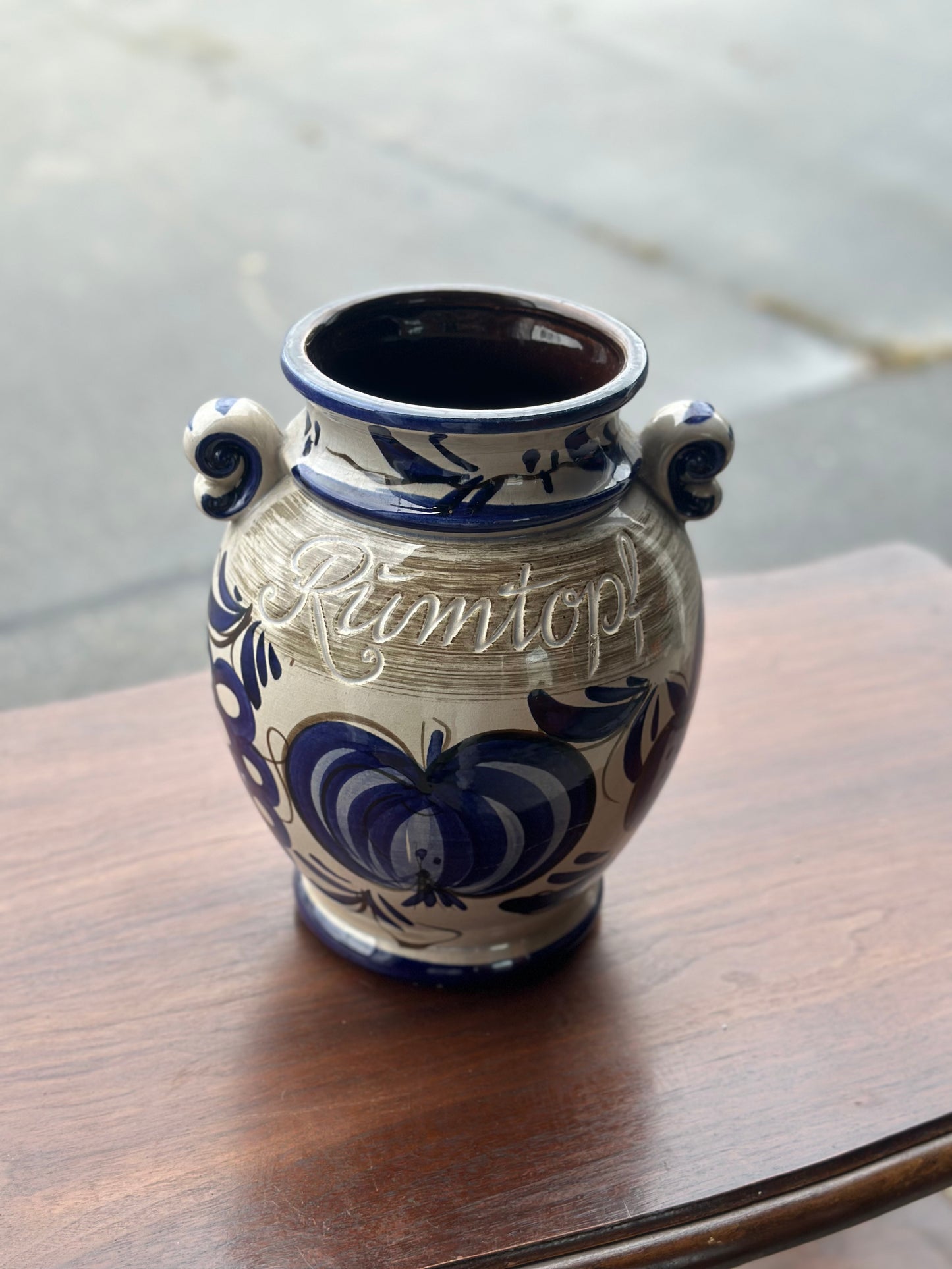 Ceramiczna Pękata Wazonka z Uchwytami – Wzór Delft / Włocławek Vintage