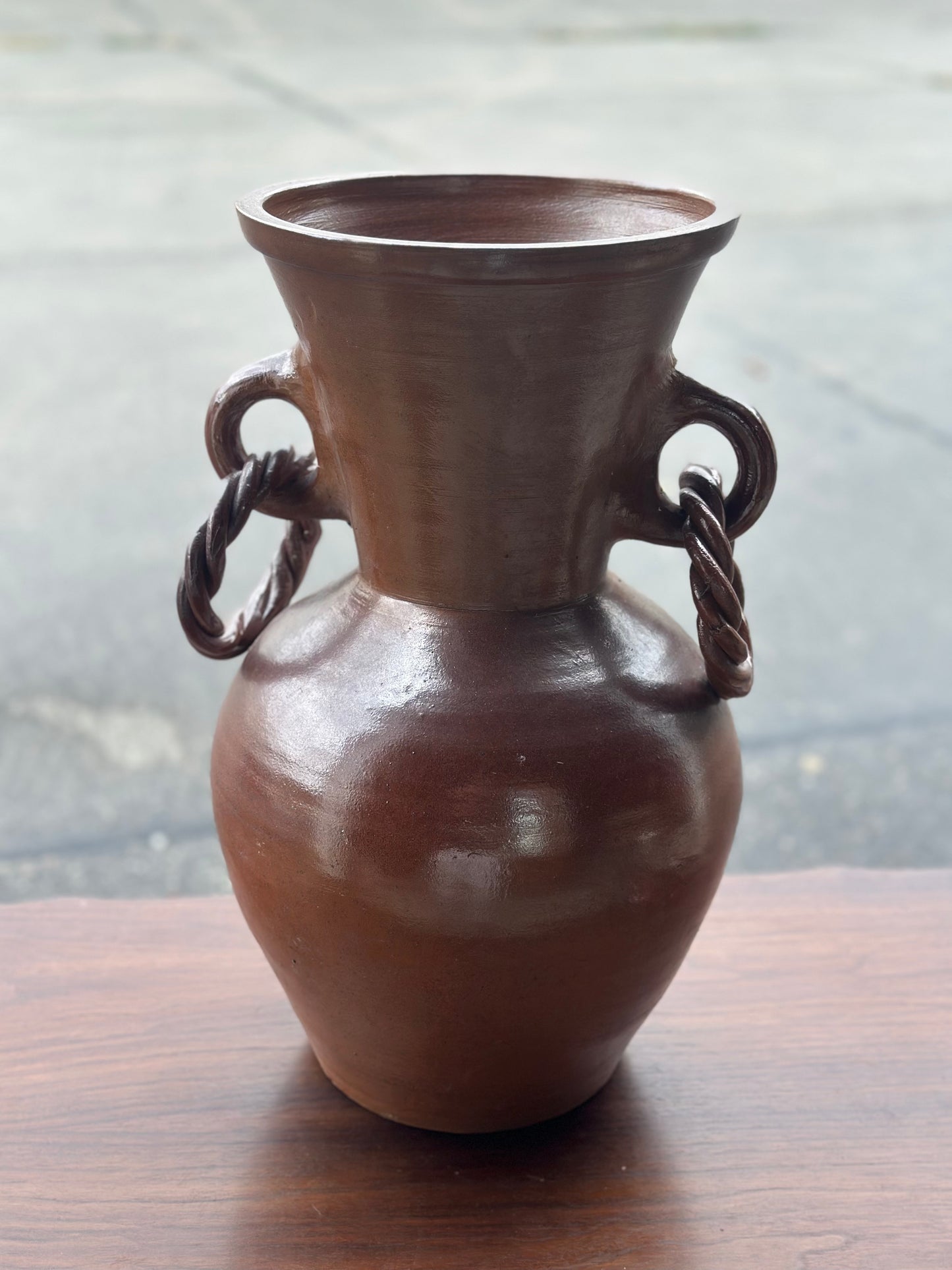 Rustykalna ceramika z charakterystycznymi uchwytami