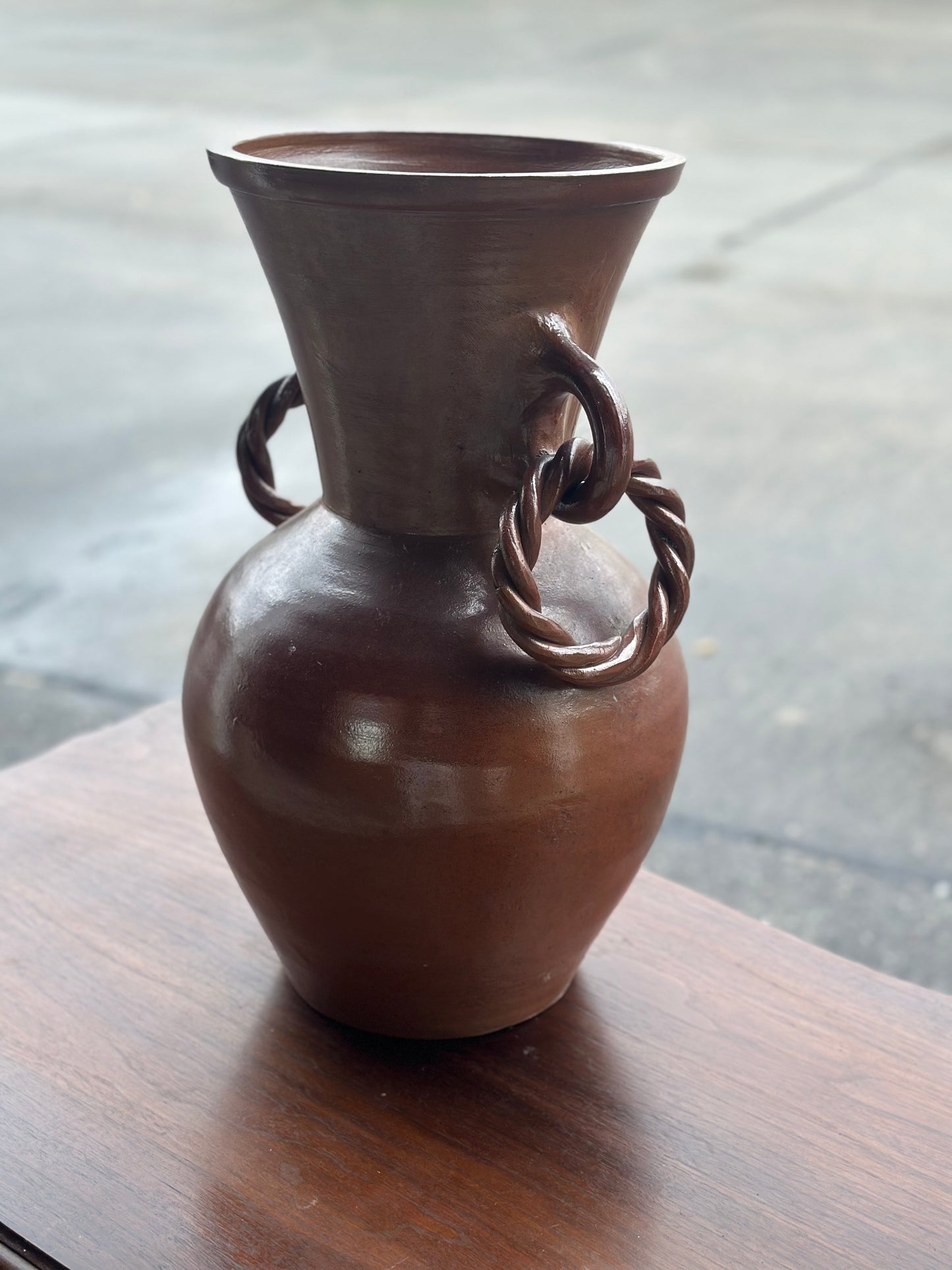 Rustykalna ceramika z charakterystycznymi uchwytami