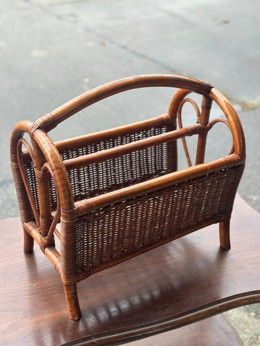 Gazetownik vintage | Francja, wykonany z rattanu