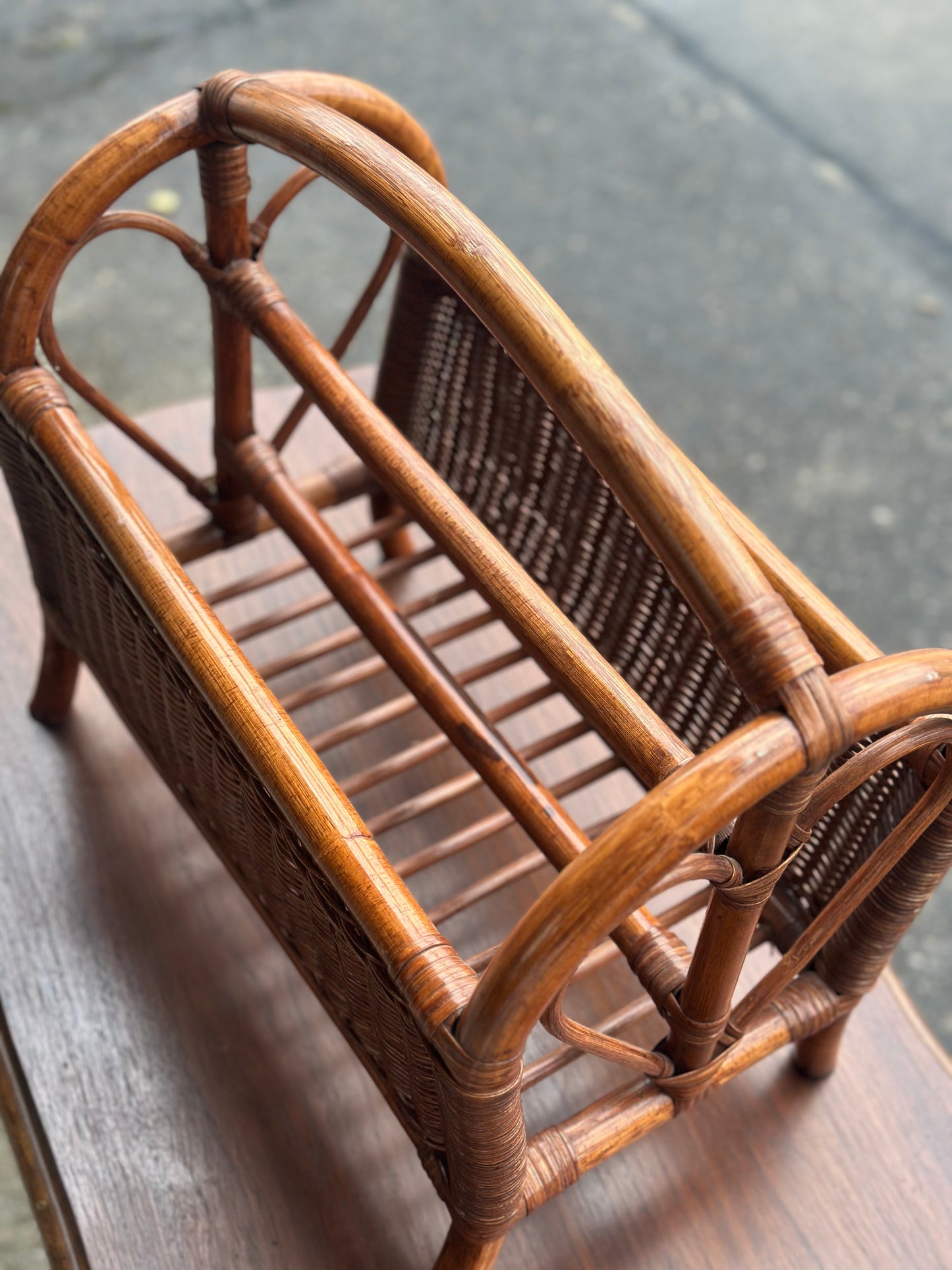 Gazetownik vintage | Francja, wykonany z rattanu