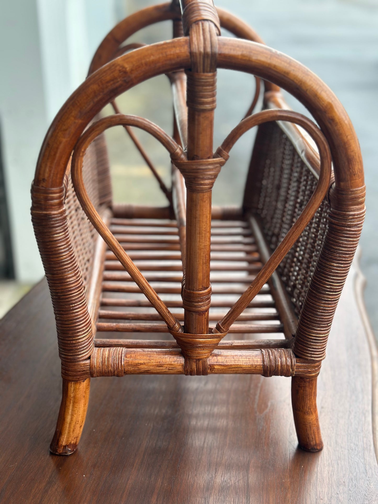 Gazetownik vintage | Francja, wykonany z rattanu