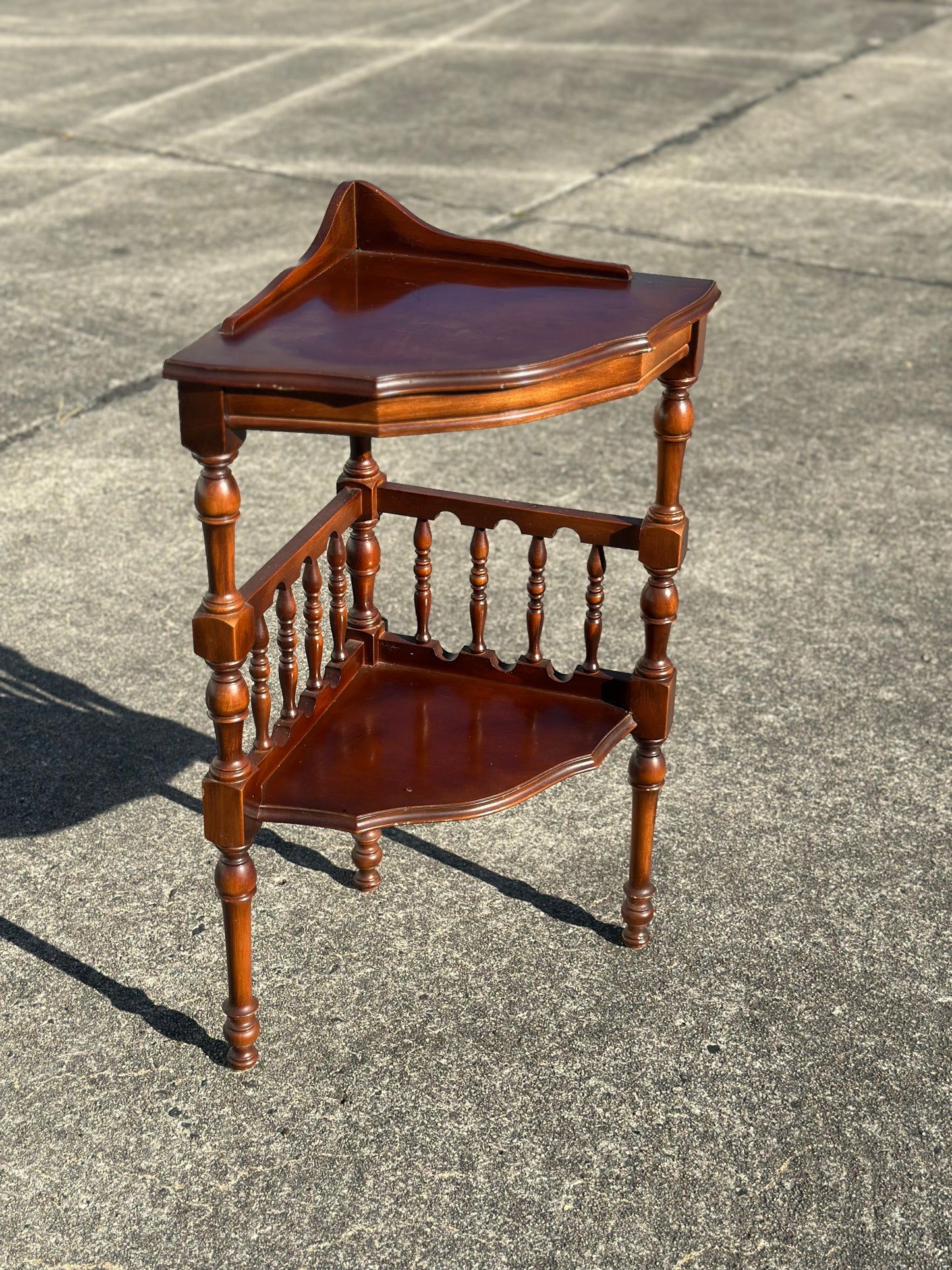 Szafka narożna w stylu wiktoriańskim | Francja, XX w.