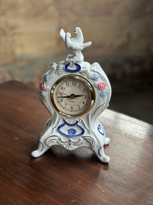 Zegar Stołowy Vintage "Gołębie i Wianki" - Francuska Porcelana
